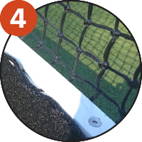 Lưới được treo trực tiếp vào khung, không dùng móc để tránh làm vỡ móc do tác động của bóng
