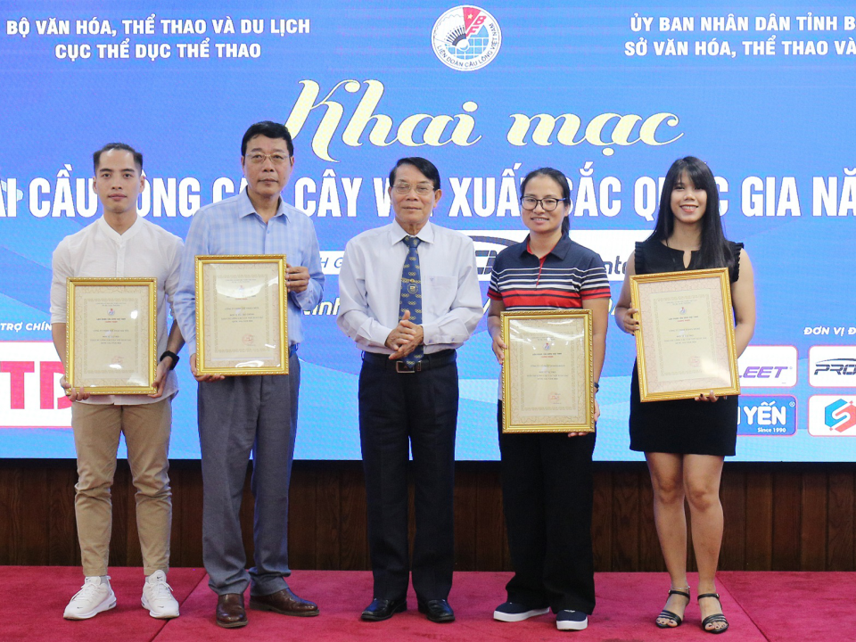 khai-mac-giai-cau-long-cac-cay-vot-xuat-sac-quoc-gia-nam-2024-2