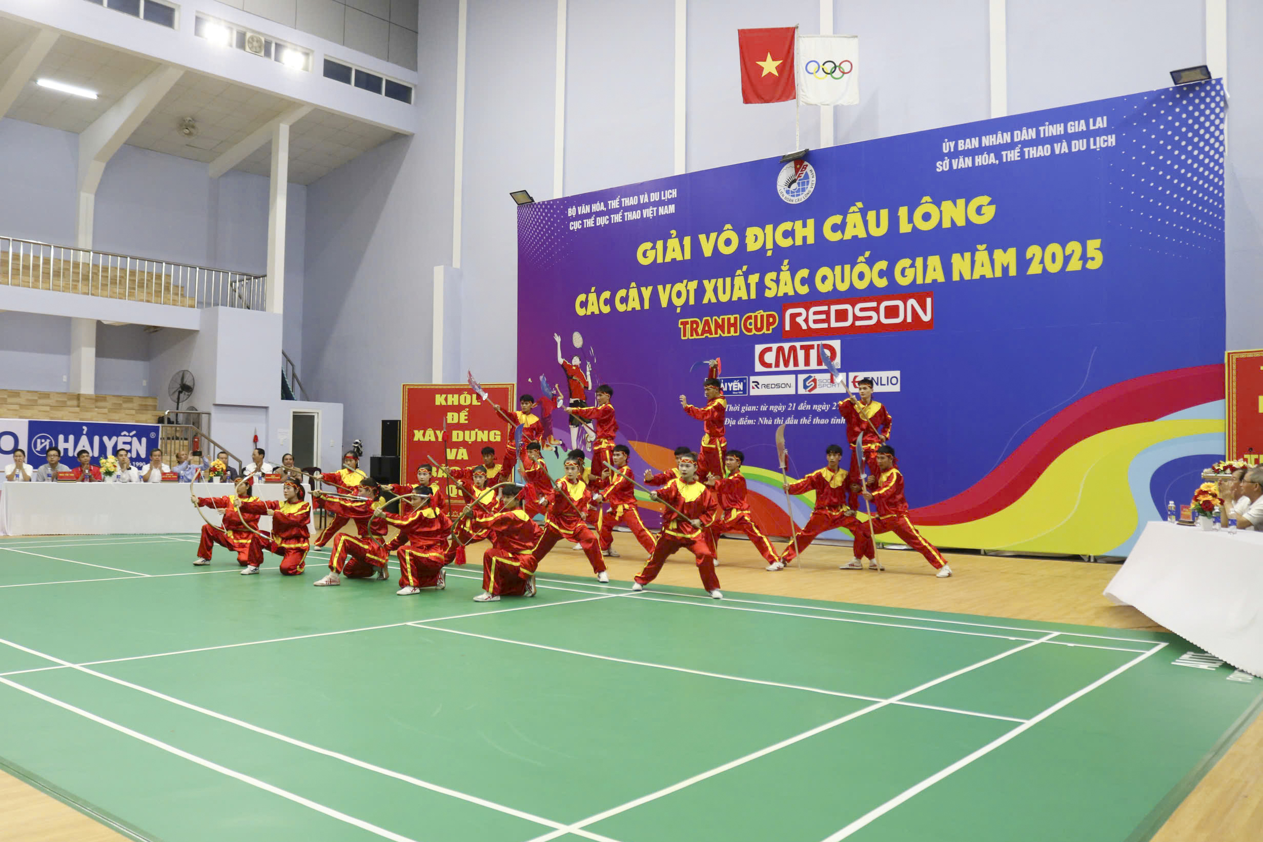 khai-mac-giai-cau-long-cac-cay-vot-xuat-sac-quoc-gia-2025-tranh-cup-redson-1