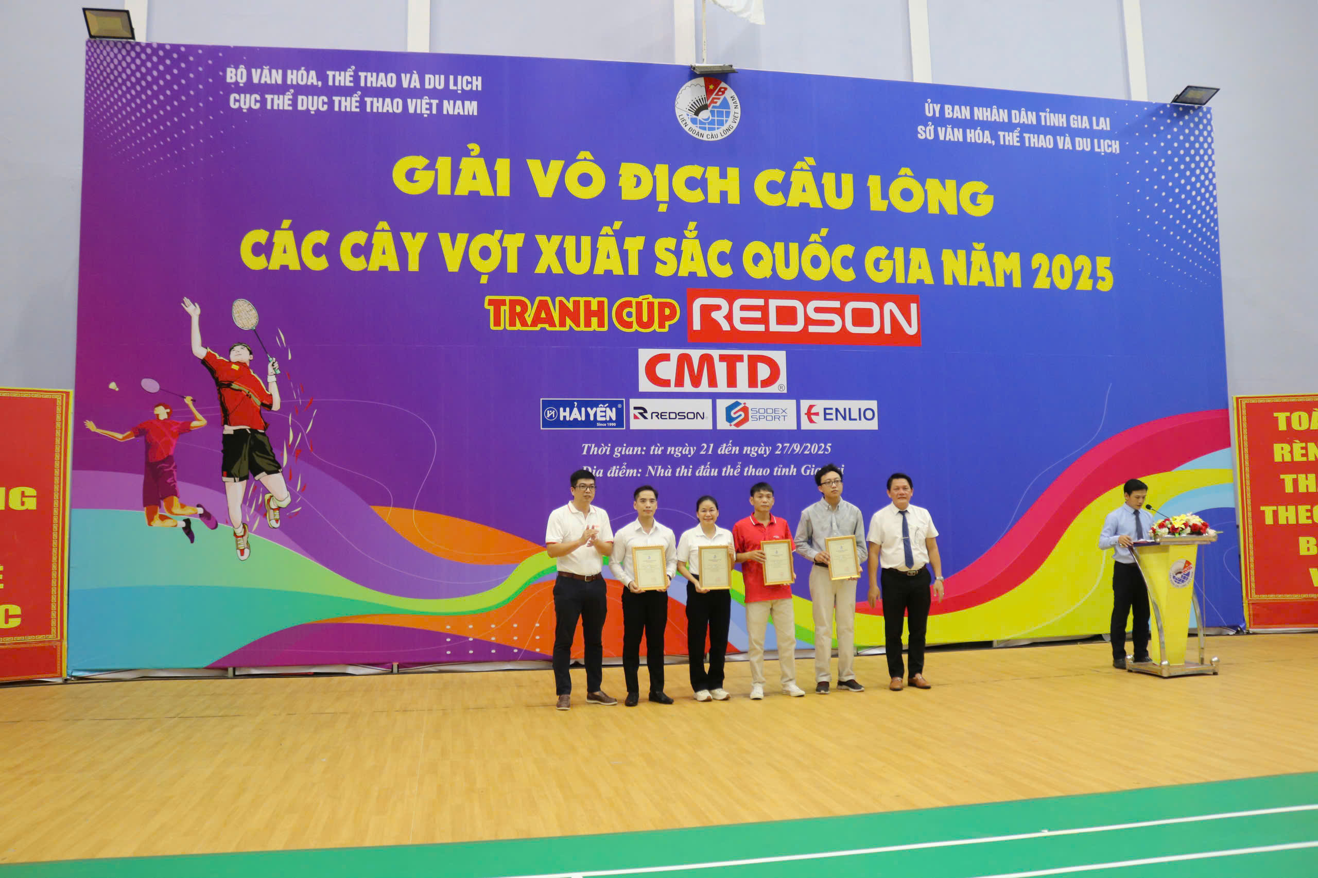 khai-mac-giai-cau-long-cac-cay-vot-xuat-sac-quoc-gia-2025-tranh-cup-redson-2