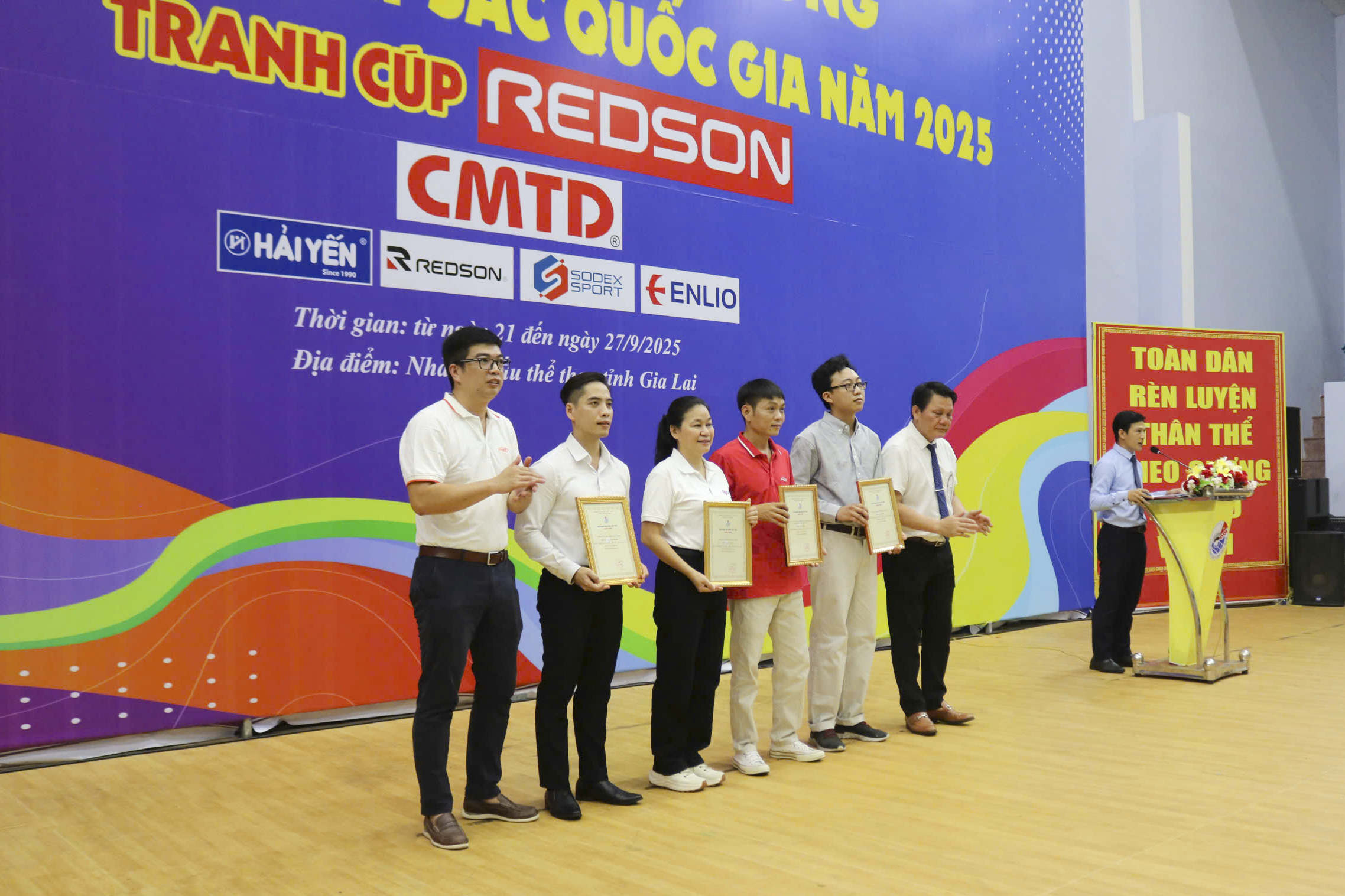 khai-mac-giai-cau-long-cac-cay-vot-xuat-sac-quoc-gia-2025-tranh-cup-redson-3