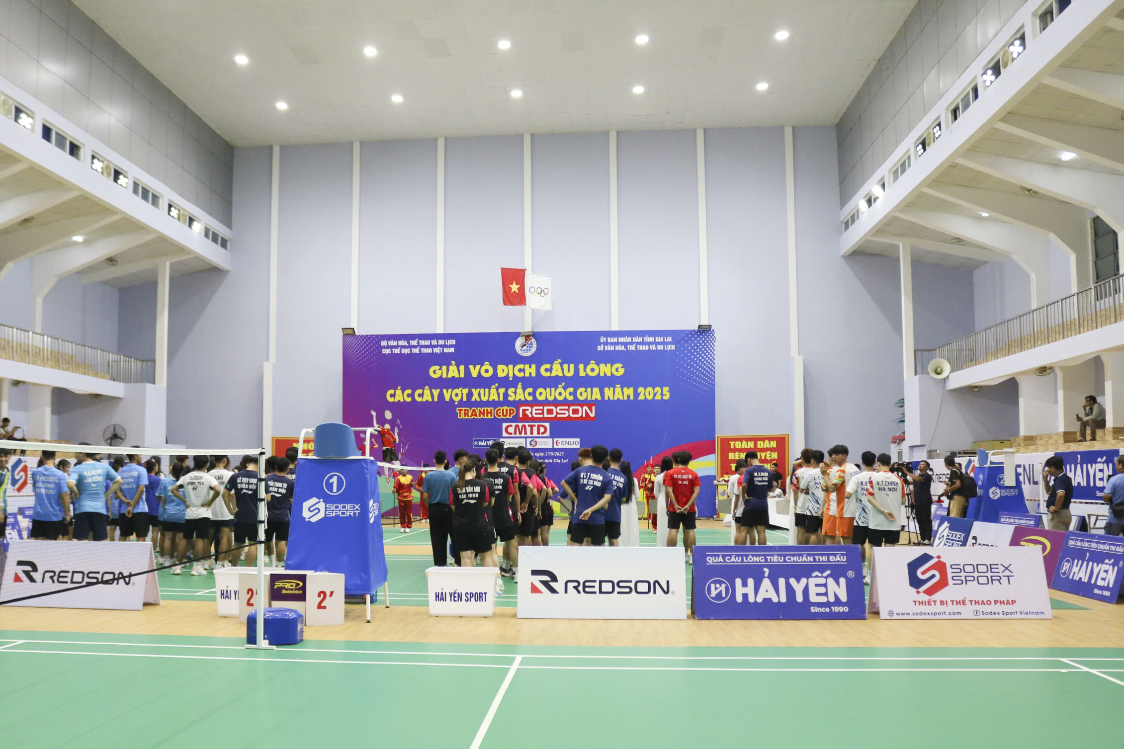 khai-mac-giai-cau-long-cac-cay-vot-xuat-sac-quoc-gia-2025-tranh-cup-redson-5
